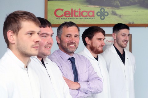 Rheolwr gyfarwyddwr Celtica Foods, Edward Morgan, gyda phrentisiaid.