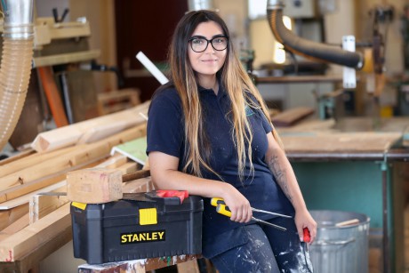 Stella Vasiliou, yn saernïo gyrfa fel saer.