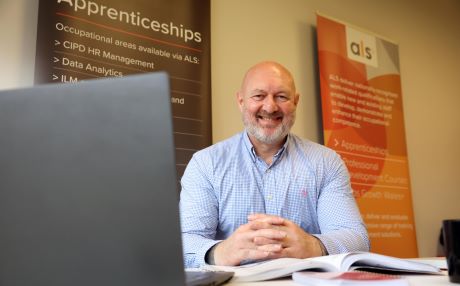 Gareth Lewis yn ysbrydoli ei ddysgwyr a'i gydweithwyr â'i angerdd dros ddysgu.